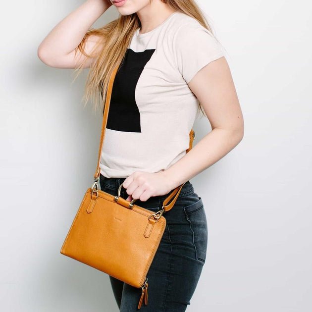 Sapahn Bag: Stanley Leather Crossbody Wristlet Wallet – ESSE Purse Museum &  Store