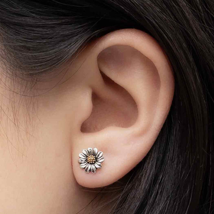 Nina Designs Earrings: Mixed Metal Daisy Post-ESSE Purse Museum & Store
