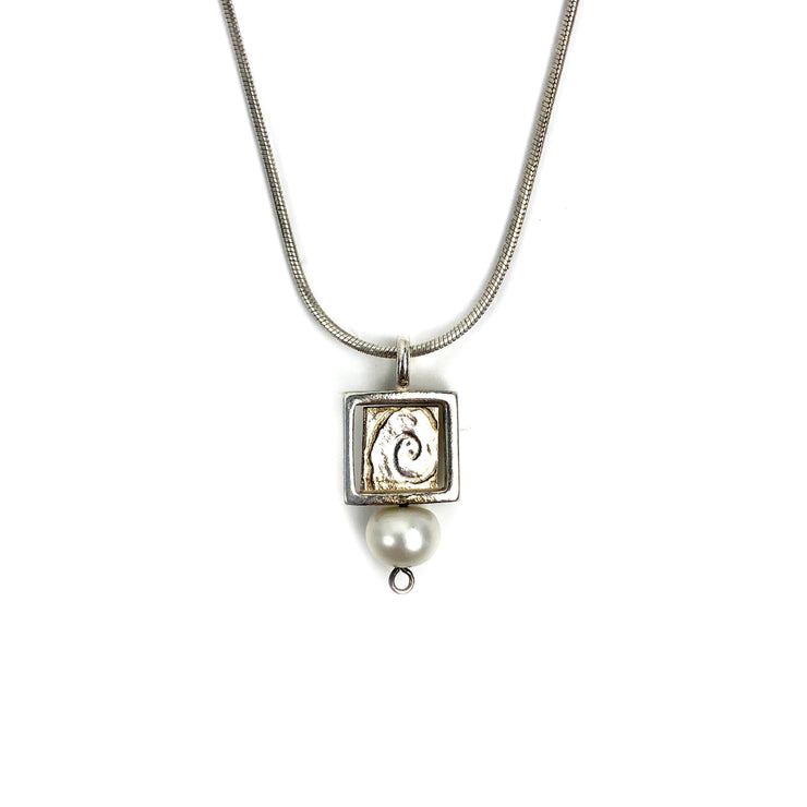 Donna D’Aquino Necklace: Pendant With Pearl-ESSE Purse Museum & Store
